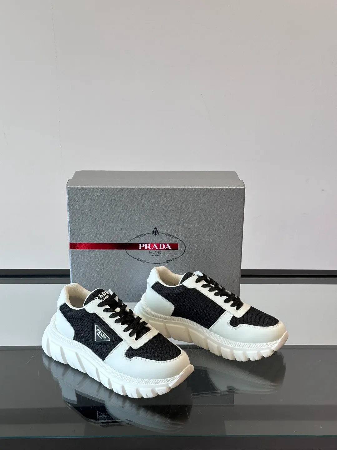 p440 "PRAD＊" men's new soft leather casual sneakers. This sneaker is made of Napa cowhide. The leather is soft and delicate, with a natural texture, which improves breathability. The rubber triangle logo on the outside embellishes the shoe body. The tongue and heel are decorated with brand letter logo details. Ultra-lightweight 6cm concave and convex rubber thick sole with PRADA letter logo on the side and cowhide lining. It feels comfortable on the foot and is exquisite and versatile! Size: 38-44 (45.46 customized)